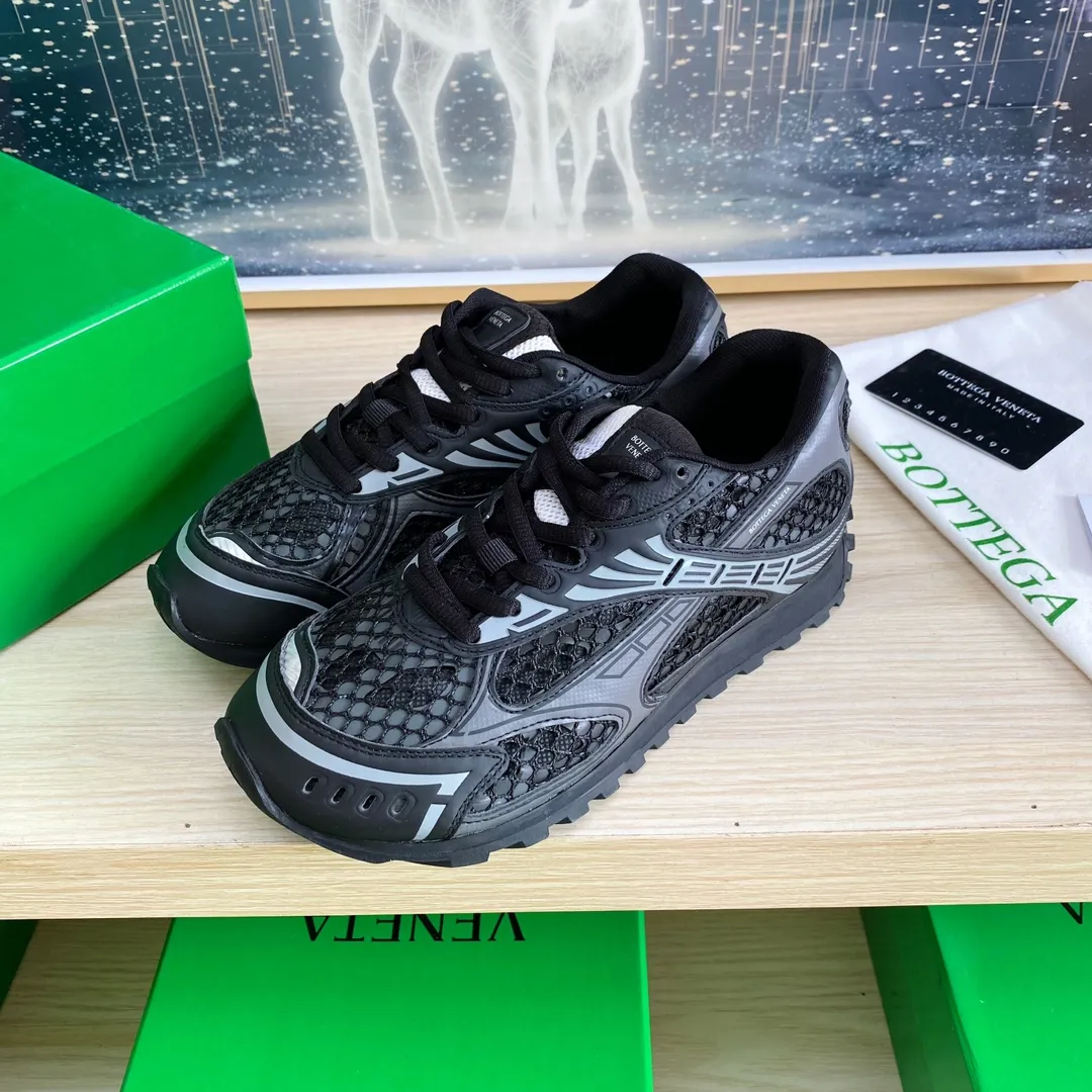 p620🐮🐮High-end version, the original 1:1 couple style new model is on the shelves🔥BV Orbit sneakers Wang Yibo's same style couple's Dad Runner sneakers, made of lightweight technical mesh fabric. Features a geometric patterned rubber outsole. The outsole is made of color-blocked TPU outsole. Size: women’s shoes 35-40, men’s shoes 39-45.